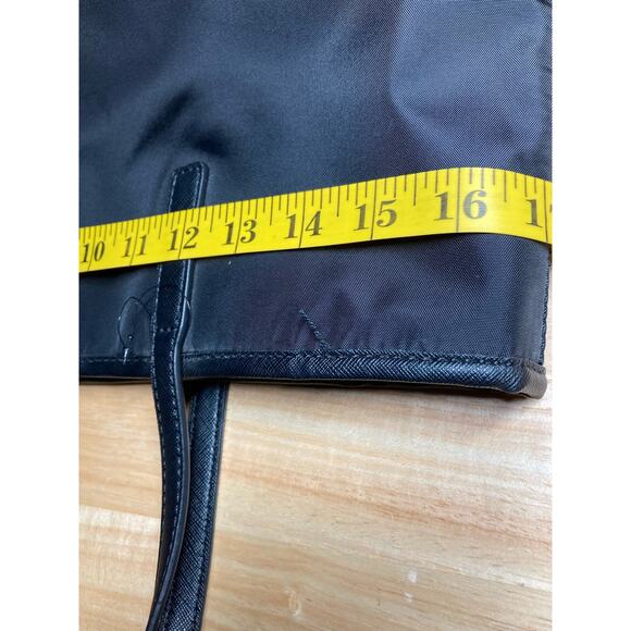 Guess Black Tote Purse Double Strap with Guess Fabric Interior Pockets Snap - Picture 7 of 9